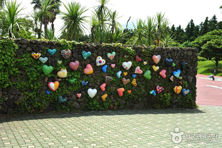 Salah satu instalasi seni yang terdapat di Jeju Love Island, Korea Selatan.