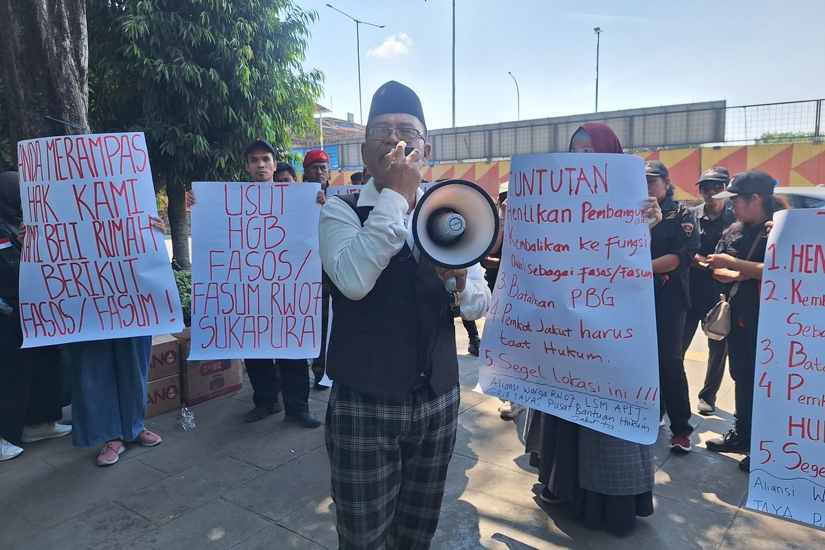 Puluhan warga Sukapura Cilincing Jakarta Utara demo di depan Kantor Wali Kota Jakarta Utara.