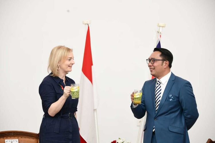Gubernur Jawa Barat Ridwan Kamil bersama Menteri Luar Negeri Inggris Elizabeth Truss menyicipi minuman khas Bandung, Cendol Elizabeth di Gedung Creative Center, Kota Bogor, Jumat (12/11/2021).