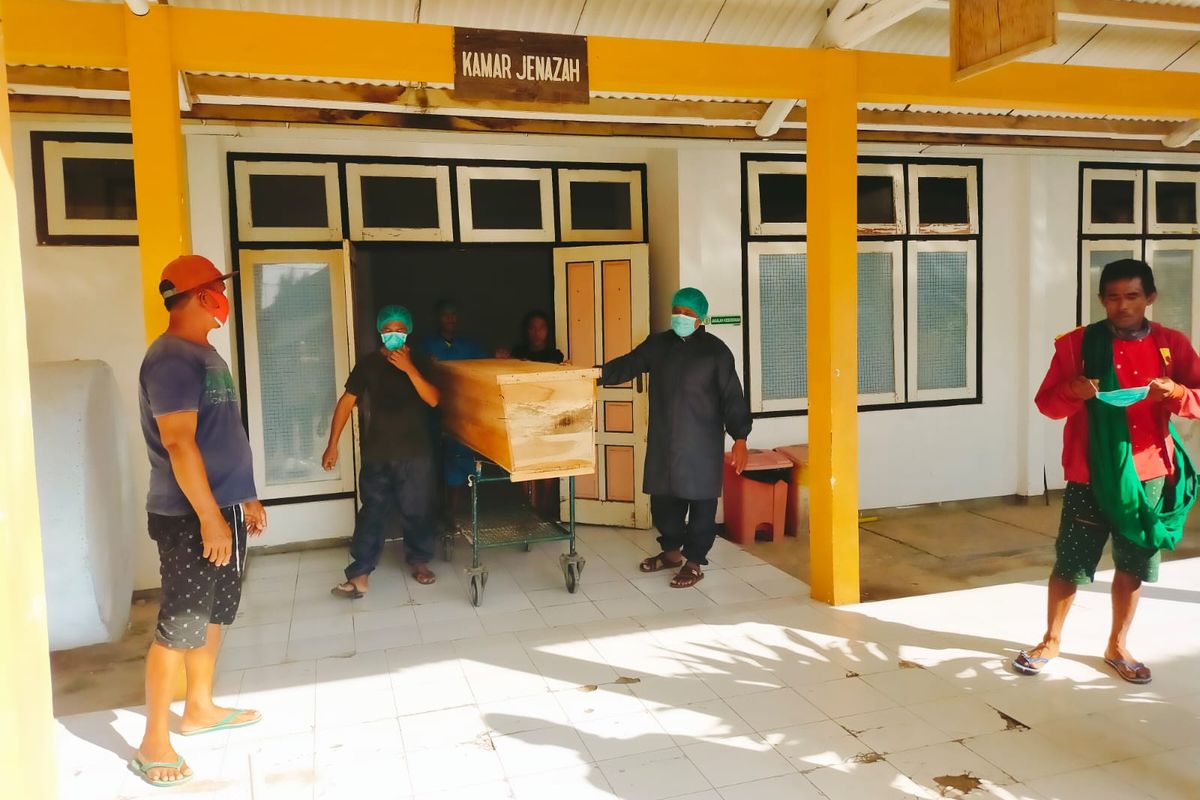 Proses evakuasi jenazah yang sebelumnya ditemukan membusuk di perairan Desa Tanjung, Kecamatan Saronggi, Kabupaten Sumenep, Jawa Timur. 