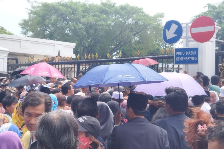 Antrean open house Jokowi di gerbang Istana Negara tak teratur, Rabu (10/4/2024).