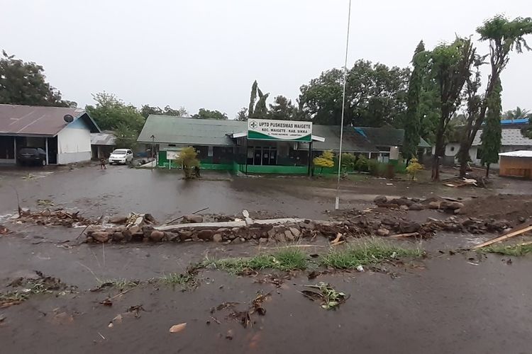 Foto : Banjir bandang merendam puluhan rumah warga, puskesmas, dan gedung sekolah di Desa Egon, Kecamatan Waigete, Kabupaten Sikka, Flores, NTT, Minggu (29/12/2019).