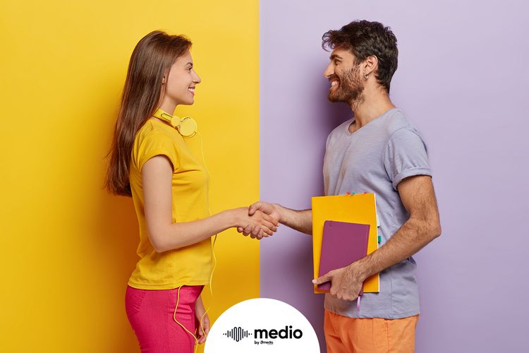 Jika ingin kembali berteman dengan mantan pacar setelah lost contact cukup lama, ada beberapa hal yang perlu dipertimbangkan.