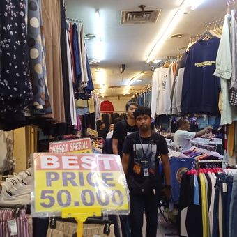 Pedagang pakaian bekas impor alias thrifting di Pasar Senen, Jakarta Pusat 