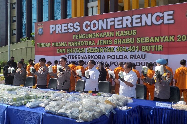 Polda Riau memamerkan hasil penangkapan narkotika jenis sabu yang mencapai ratusan kilogram saat konferensi pers di Mapolda Riau, Senin (19/9/2022) sore.