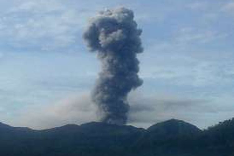 Semburan abu vulkanik Gunung Dukono, Kabupaten Halmahera Utara, Maluku Utara, Senin (19/12/2016)