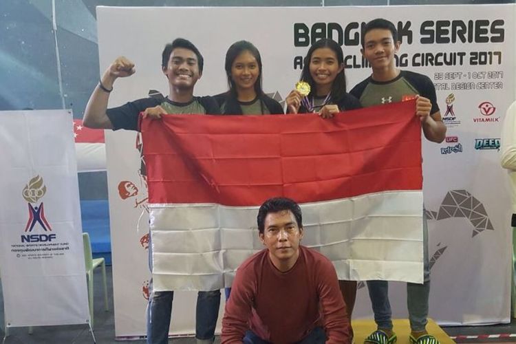 Peraih emas Kejuaraan Bangkok Series ASEAN Climbing Circuit 2017, Fitria Hartani (kedua dari kiri) bersama Karisma Ragil Rakasiwi, Kiromal Katibin, dan Jasmico Pamumade serta Kepala Biro Pembinaan Usia Dini PP FPTI, Kuntono Halim