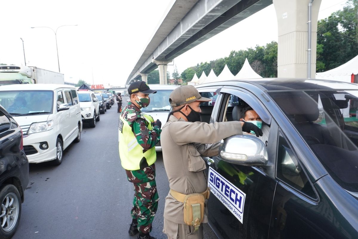 Sebanyak 4.599 kendaraan menuju Jakarta dialihkan ke Gerbang Tol (GT) Karawang Barat di check point KM 47B Karawang Barat Jalan Tol Jakarta - Cikampek.

