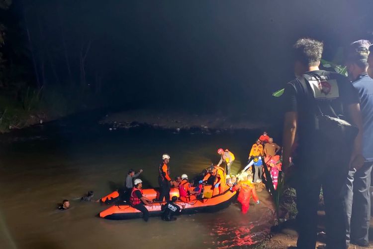 Bupati Ciamis Herdiat Sunarya sedang memantau langsung proses evakuasi 11 siswa meninggal tenggelam saat acara susur sungai Pramuka MTs Harapan Baru di Sungai Cileueur, Jumat (15/10/2021) malam.