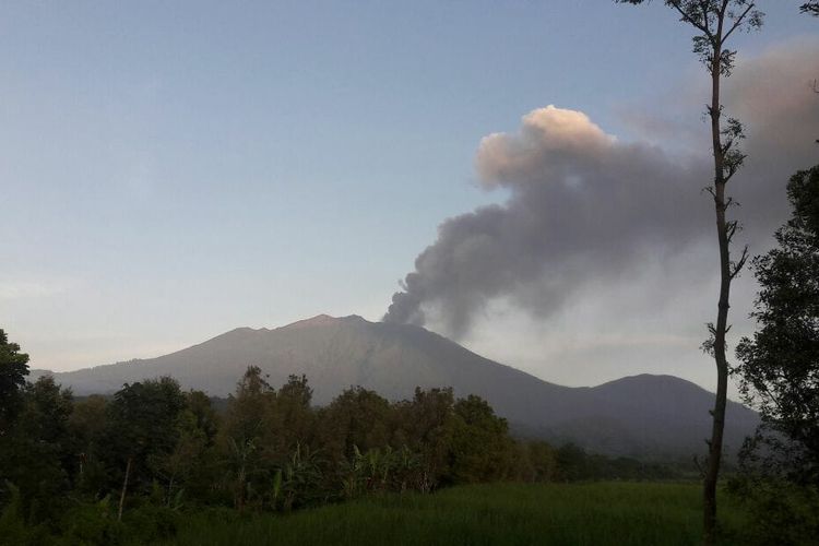 Status Gunung Raung yang berada di perbatasan Kabupaten Banyuwangi, Jember dan Bondowoso ini naik satu level dari normal (level I) menjadi waspada (level II)