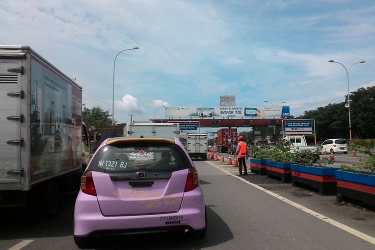 Kondisi macet pintu tol di Makassar, jumat (2/2/2018)