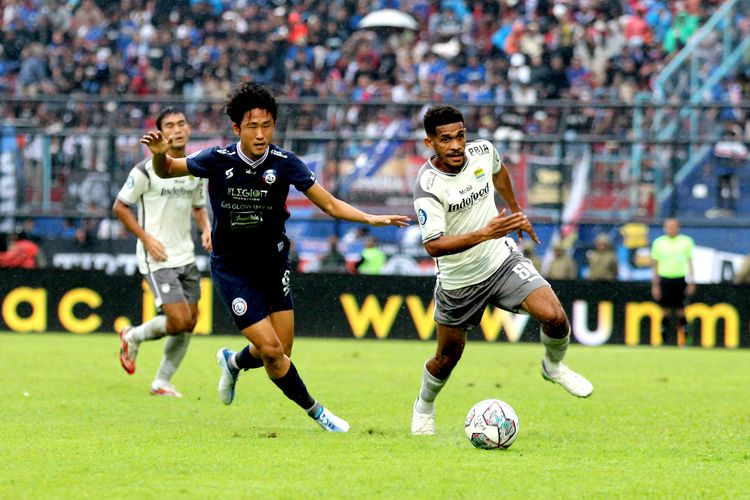 Pemain Persib Bandung Ricky Kambuaya dijaga ketat pemain Arema FC saat pertandingan pekan ke-9 Liga 1 2022-2023 yang berakhir dengan skor 1-2 di Stadion Kanjuruhan Kepanjen, Kabupaten Malang, Minggu (11/9/2022) sore.