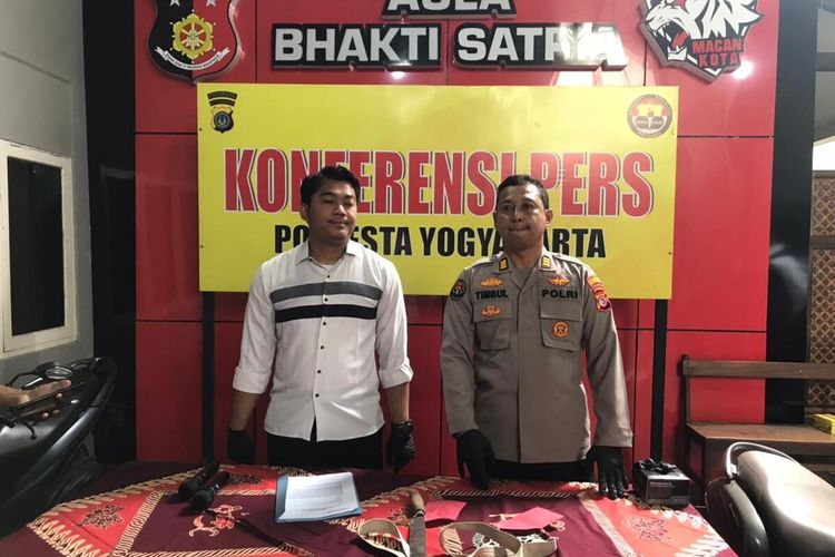 archye kiri dan kasi humas Polresta AKP Timbul saat ditemui di Polresta Yogyakarta, Senin (30/1/2023)