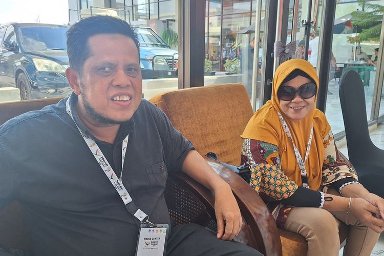 Hamdanil (53) bersama temannya Mardiana (47) ikut berkontribusi dalam pelaksanaan PON XXI Aceh-Sumut sebagai tukang pijat tuna netra.