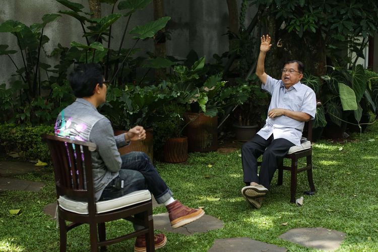 Ketua Umum Palang Merah Indonesia, Jusuf Kalla saat diwawancarai Pemimpin Redaksi Kompas.com, Wisnu Nugroho di kediamannya di Jakarta, Kamis (2021/02/04).