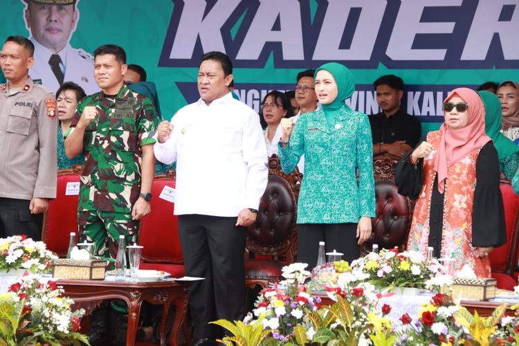 Wakil Gubernur Kalimantan Tengah (Kalteng) Edy Pratowo dan Ketua TP PKK Kalteng Yulistra Ivo Azhari dalam Jambore Kader PKK Tingkat Kalteng Tahun 2024 bertema ?Bergerak Bersama PKK Mewujudkan Keluarga Sejahtera Menuju Kalteng Semakin Berkah? di Halaman Istana Isen Mulang, Rabu (4/12/2024). 
