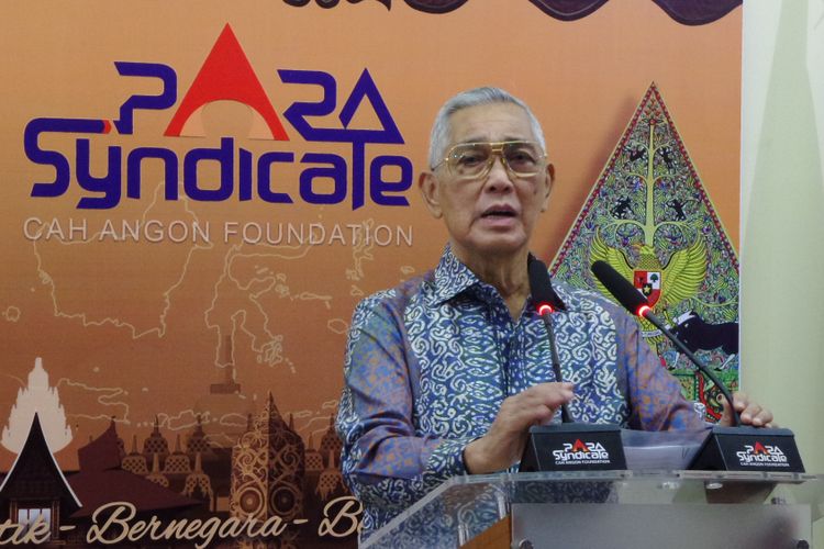Wakil Presiden keenam RI Try Sutrisno saat menjadi pembicara dalam diskusi di kantor Para Syndicate, Jakarta, Kamis (26/10/2017).