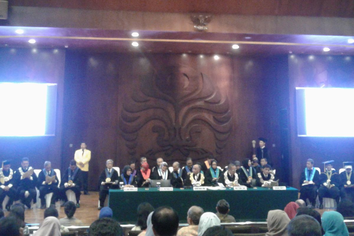 Upacara Pengukuhan Guru Besar Tetap baru dari bidang Kimia FMIPA UI di Balai Sidang, kampus UI Depok.