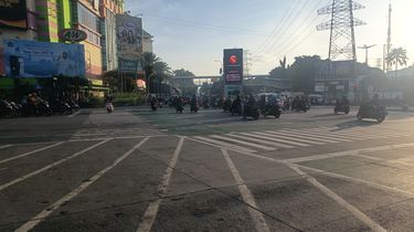 WFH ASN Hari Ini, Lalu Lintas di Simpang PGC Cililitan Pagi Ini Lancar