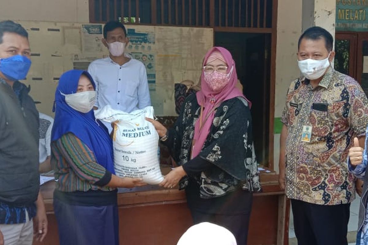PT Pos Indonesia (Persero) bersama perusahaan umum (Perum) Badan Urusan Logistik (Bulog) menyalurkan bantuan sosial beras (BSB) PPKM darurat kepada warga Pandegelang, Banten, Selasa, (3/8/2021). 