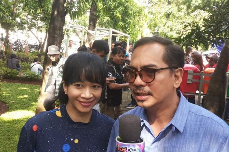 Aktor Indra Birowo bersama istrinya, Noella Adrianty usai mencoblos di TPS 6 RT 3/RW 3, Jalan Cibeber I, Kelurahan Rawa Barat, Kebayoran Baru, Jakarta Selatan, Rabu (15/2/2017).