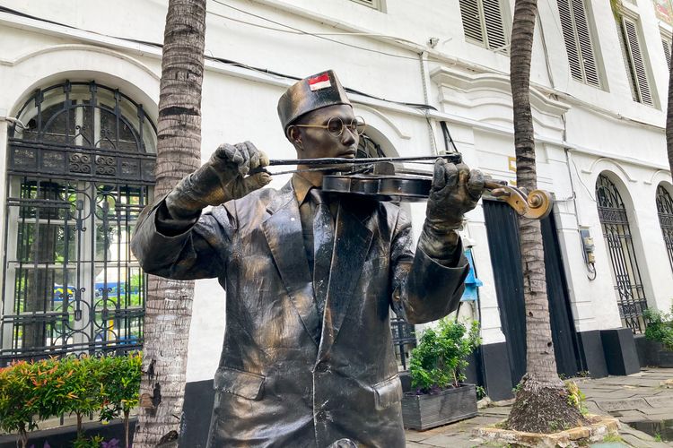 Yusuf (28) asal Tasikmalaya yang bekerja sebagai salah satu manusia patung di Kota Tua yang memilih karakter WR Soepratman, Jakarta, Rabu (10/11/2021).