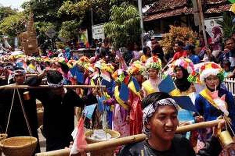 Suasana pawai 1.000 gadis ngarot dalam Festival Tjimanoek di jalan protokol Kabupaten Indramayu, Jawa Barat, Minggu (9/10/2016). Tradisi ngarot, yang antara lain identik dengan gadis perawan yang didandani untaian bunga di kepalanya, menjadi salah satu daya tarik pengunjung dalam Festival Tjimanoek yang juga untuk memperingati Hari Jadi Ke-489 Indramayu.