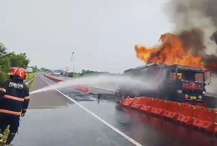 Truk Tangki Angkut 25.000 Liter BBM Terbakar di Tol Cisumdawu, Kerugian Capai Rp 3,2 M