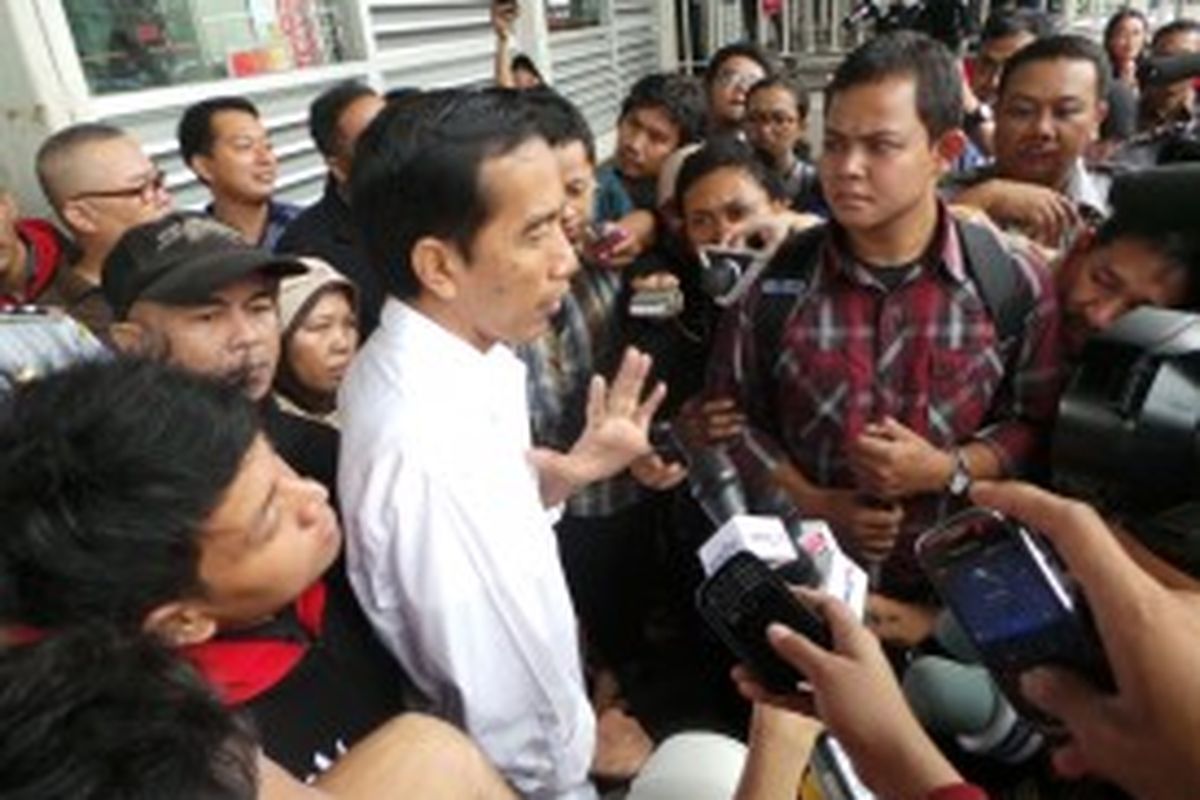Gubernur DKI Jakarta Joko Widodo jalan-jalan bersama warga difabel menggunakan bus transjakarta, Kamis (4/7/2013).