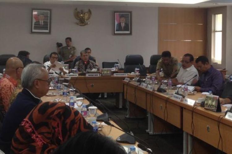 Rapat pimpinan gabungan (rapimgab) membahas permohonan persetujuan pembiayaan proyek MRT Jakarta Jalur Selatan-Utara (Koridor Lebak Bulus - Ancol Timur), di Gedung DPRD Provinsi DKI Jakarta, Selasa (7/3/2017)