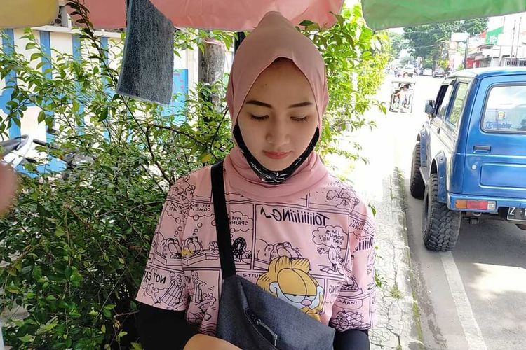 Tari (26), pedagang rujak jambu yang telah memiliki tiga anak ini mendadak viral karena kecantikannya seusai berjualan rujak di trotoar jalan RE Martadinata, Kota Tasikmalaya, Senin (16/11/2020).