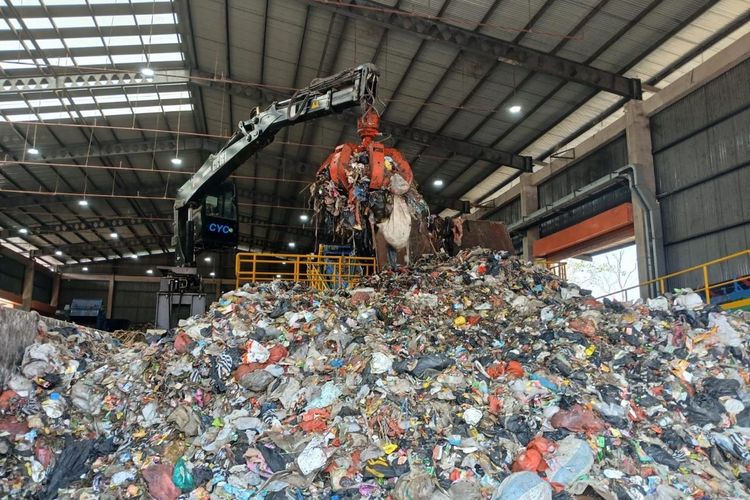 Ilustrasi peran alat berat dalam pengolahan sampah menjadi energi atau Waste-to-Energy (WtE).