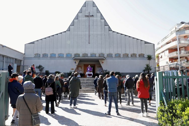 Seorang pastor menggelar Misa di tempat terbuka pada 8 Maret 2020, setelah muncul perintah agar gereja di Roma ditutup di tengah penyebaran virus corona. Aturan tersebut direvisi dengan memperbolehkan sejumlah gereja dibuka setelah mendapat kritikan dari Paus Fransiskus.