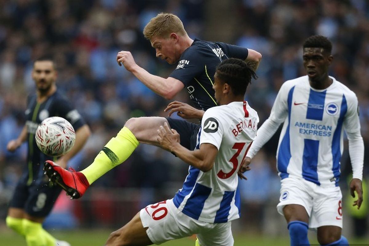 Bernardo mengawal Kevin De Bruyne pada pertandingan Manchester City vs Brighton & Hove Albion dalam babak semifinal Piala FA di Stadion Wembley, 6 April 2019. 