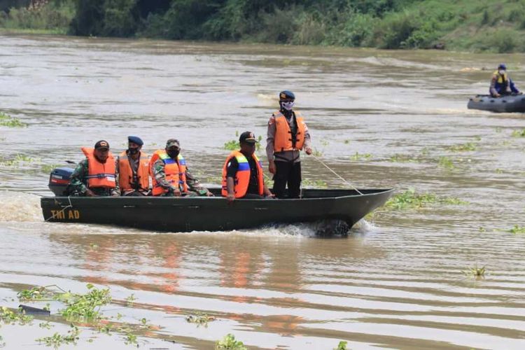 Kapolda Jawa Timur, Irjen Pol Nico Afinta melihat langsung proses pencarian penumpang perahu penyeberangan sungai bengawan solo di Desa Ngadirejo, Kecamatan Rengel, Tuban.