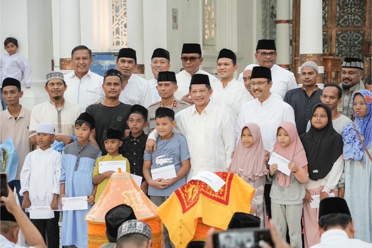 Menteri Dalam Negeri Muhammad Tito Karnavian resmi menutup Khanduri Nuzulul Quran Aceh Ramadan Festival 2026 di kompleks Masjid Raya Baiturrahman, Banda Aceh, pada Jumat (6/3/2026)