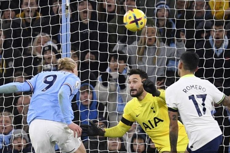 Erling Haaland (Man City) saat mencetak gol ke gawang Tottenham Hotspur dalam partai tunda pekan ke-7 Liga Inggris 2022-2023. Laga Man City vs Tottenham digelar di Stadion Etihad pada 19 Januari 2023. (Foto dari Oli SCARFF/AFP).