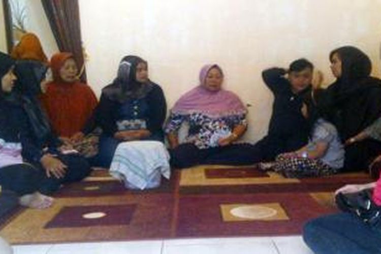 Istri Peltu Yahya, Sri Wahyuningsih (jilbab warna terang) menemui para pelayat di rumah duka, Rabu (1/7/2015) 