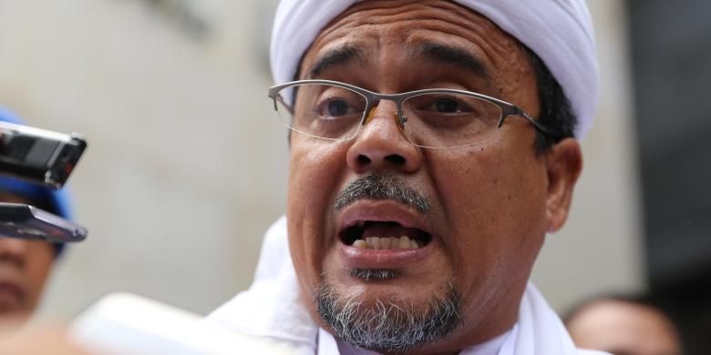 Pimpinan Front Pembela Islam, Rizieq Shihab tiba di Kantor Direktorat Reserse Kriminal Umun, Polda Metro Jaya, Jakarta, Rabu (1/2/2017).