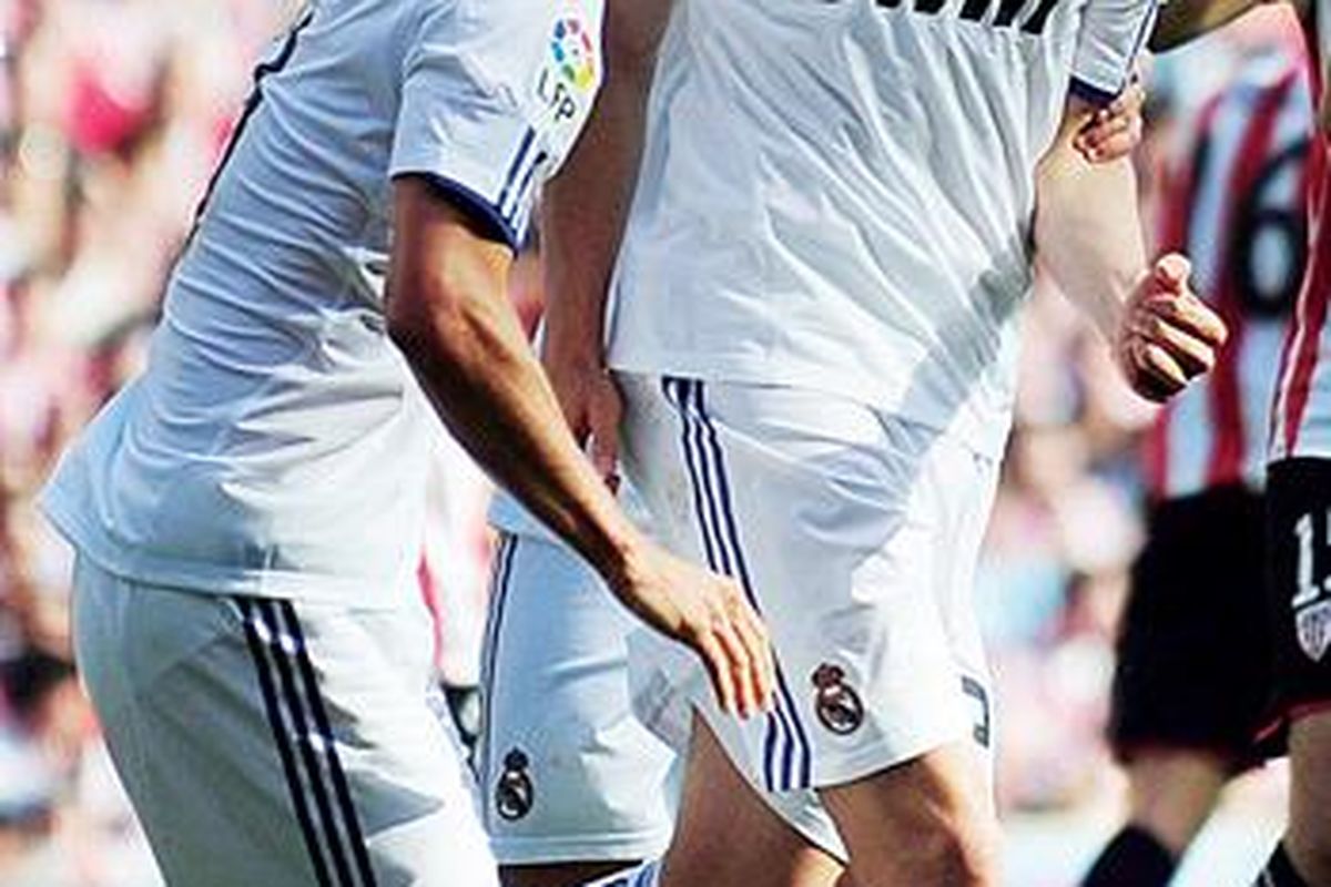 Gelandang Real Madrid, Kaka (kanan), melepaskan emosinya setelah mencetak gol ke gawang  Athletic Bilbao pada laga Liga Spanyol di Stadion San Mames, Bilbao, Sabtu (9/4).