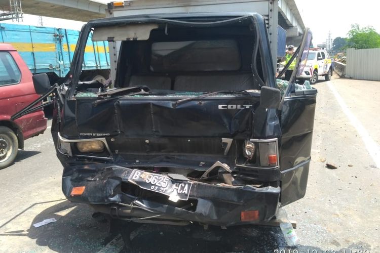 Kondisi mobil box B 9625 FCA pasca terlibat kecelakaan beruntun di Tol Jakarta-Cikampek, arah Jakarta KM 14, Kota Bekasi, Senin (23/12/2019).