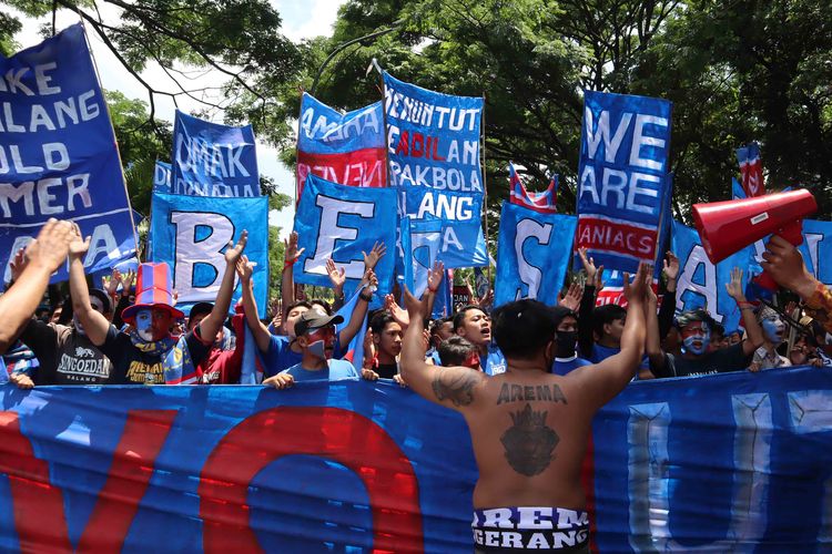 Aliansi Aremania Make Malang Great Again (MMGA) yang diikuti sekitar 2000 orang menggelar aksi damai bentuk kegerahan Aremania atas kasus dualisme yang sudah terjadi selama 9 tahun lamanya dari kawasan Patung Singa hingga Gedung DPRD Kota Baru Malang, Jawa Timur, Senin (16/11/2020) siang. 