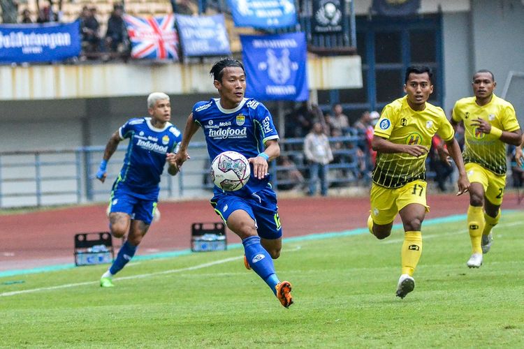 Wing back Persib Henhen Herdiana yang menguasai bola dikejar bek Barito Putera Ferdiyansyah berusaha menghentikan laju lawan di laga Persib vs Barito Putera, Jumat (16/9/2022) di Stadion Gelora Bandung Lautan Api (GBLA) dalam pekan ke-10 Liga 1 2022-2023.