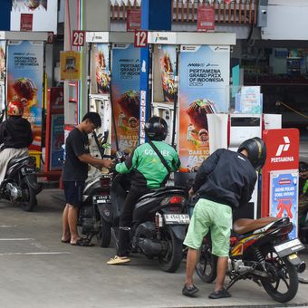 Pengendara motor antre mengisi BBM di salah satu SPBU kawasan Kuningan, Jakarta, Minggu (1/3/2026). PT Pertamina (Persero) melakukan penyesuaian harga BBM non subsidi yang berlaku mulai 1 Maret 2026 yakni harga Pertamax (RON 92) dari Rp11.800 per liter menjadi Rp12.300 per liter, Pertamax Green (RON 95) dari Rp12.450 per liter menjadi Rp12.900 per liter, Pertamax Turbo (RON 98) dari Rp12.700 menjadi Rp13.100 per liter, Dexlite dari Rp13.250 per liter menjadi Rp14.200 per liter, Pertamina Dex dari Rp13.500 per liter menjadi Rp14.500 per liter. 