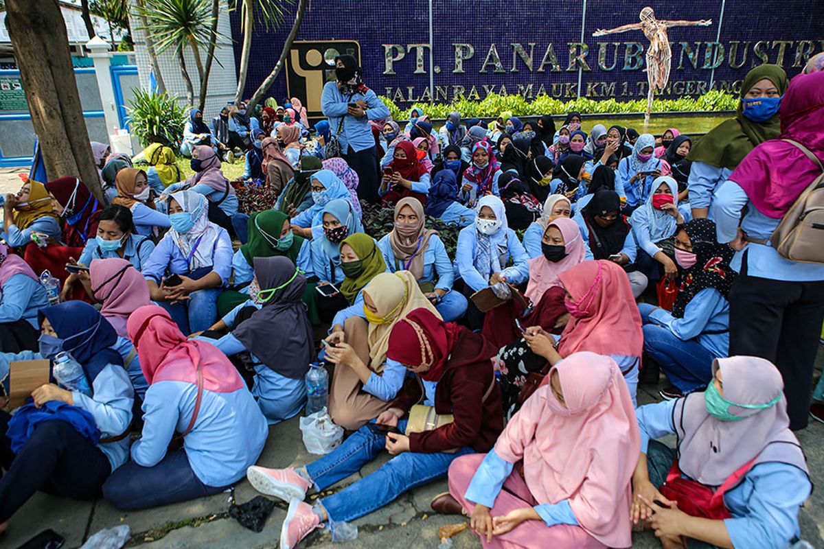 Sejumlah buruh mengikuti aksi mogok kerja di halaman PT Panarub Industry, Kota Tangerang, Banten, Selasa (6/10/2020). Aksi mogok kerja tersebut sebagai bentuk kekecewaan buruh atas pengesahan Undang-Undang Cipta Kerja yang dianggap merugikan kaum buruh.