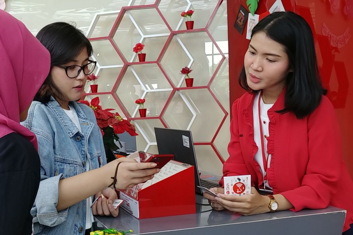 Seorang pelanggan Telkomsel sedang mengaktifkan TCash di Grapari Terminal 3 Bandara Soekarno-Hatta, Jakarta, Sabtu (2/6/2018).