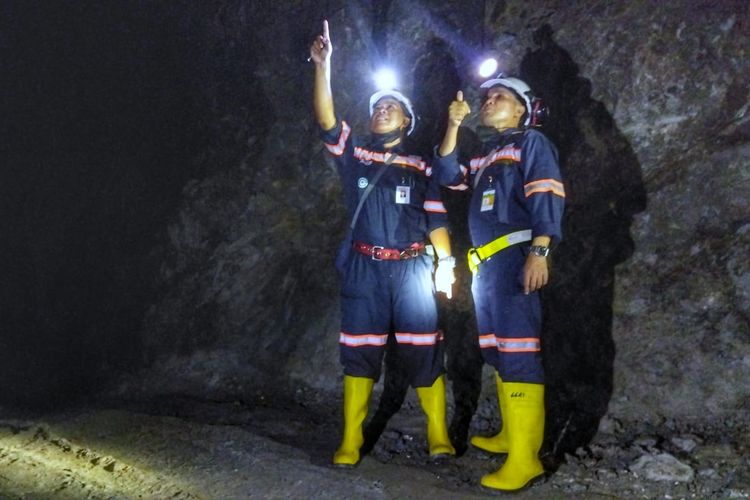 Dua pekerja di sedang berada di lubang tambang emas Pongkor yang dikelola PT Antam Tbk, anak usaha dari Mining Industry Indonesia (MIND ID), BUMN Holding Industri Pertambangan. 
