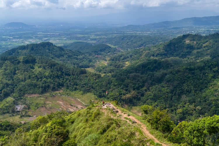 Panorama di Puncak Merah Putih Gunung Giyanti via Malanggaten, Magelang, Jawa Tengah (8/10/2025).