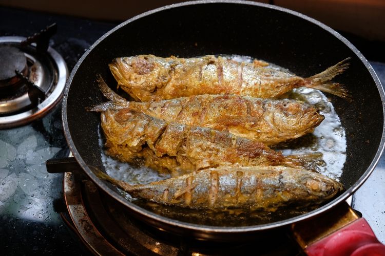 Ilustrasi ikan kembung kecap untuk menu lauk makan praktis.