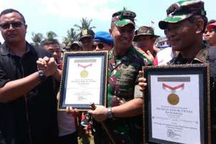 Pangdam XII Tanjungpura Mayjend TNI Andika Prakasa menerima piagam dari perwakilan Museum Rekor Indonesia usai upacara HUT ke 71 RI di Temajuk, Kabupaten Sambas, Kalimantan Barat (17/8/2016)